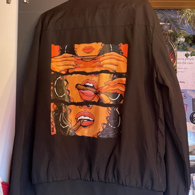 Schwarze Jacke mit Grafik