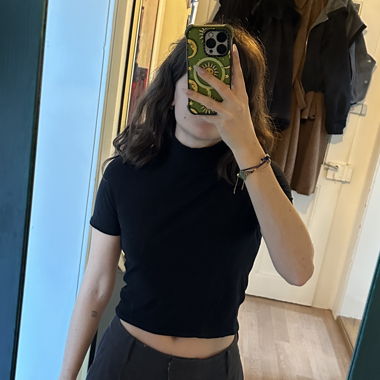 Schwarzes Shirt mit Kragen