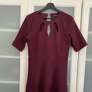 Bordeauxrotes Kleid