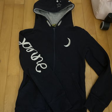 Veste à capuche zippée noire avec soleil, lune et étoiles