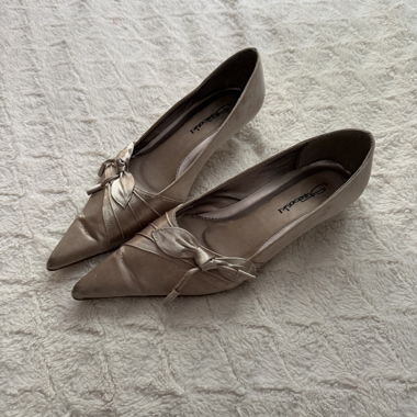 Decolleté vintage in raso nude