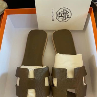 Brandneue Sandalen