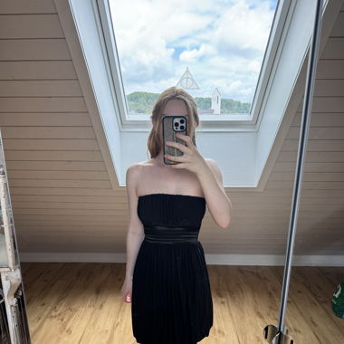 Klassisches schwarzes Kleid