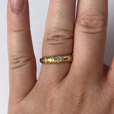 Anello in oro con motivo e pietre