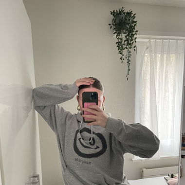 süsser grauer hoodie