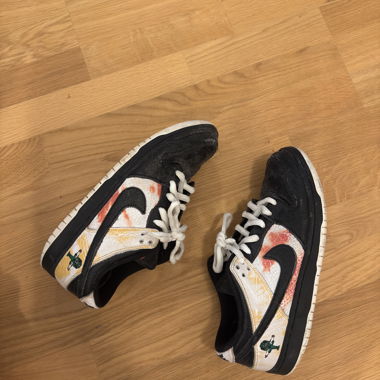 Nike Dunk Low sneakers