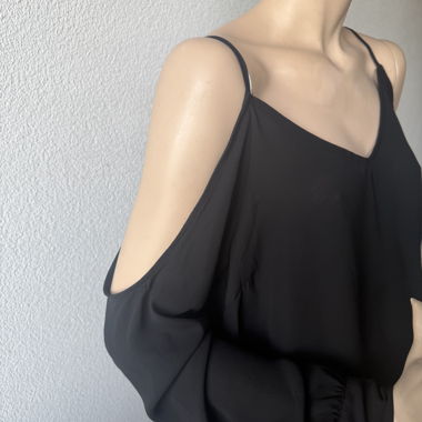 Blusa NA-KD nera cold-shoulder
