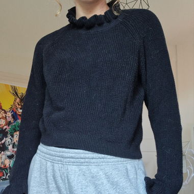Schwarzer Pulli mit Rüschkragen