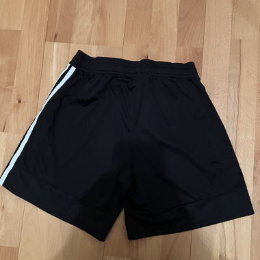 Schwarze Sportshorts mit Streifen