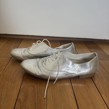 Silberne Schnürschuhe