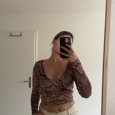 Bellissimo top in velluto con motivo discreto
