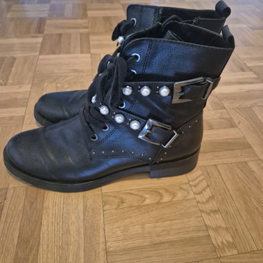 Bottines noires cloutées