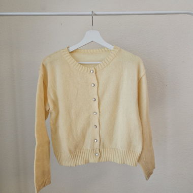 Gelbe Strickjacke