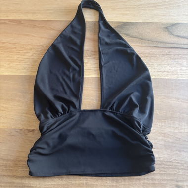 Top nero con scollo a fascetta