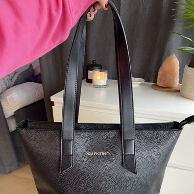Elegante schwarze Tasche von Valentino