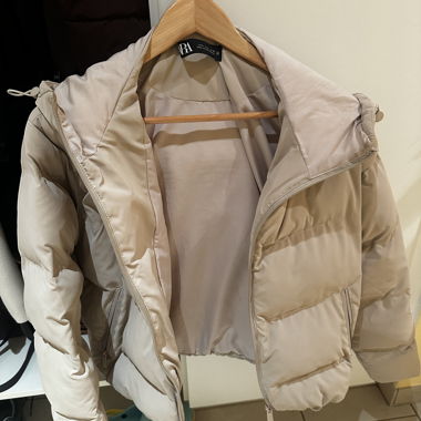 Beige Steppjacke mit Kapuze