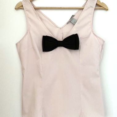 Top rosa con fiocco nero