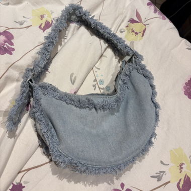 Borsa a mezzaluna in jeans bershka 