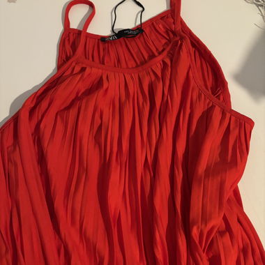 Top plissettato rosso con spalline ZARA