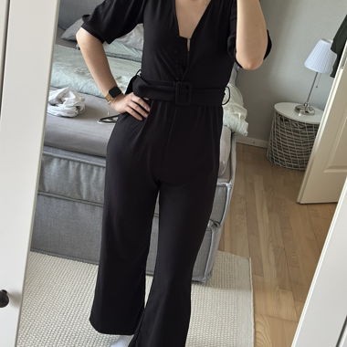 Schwarzer Jumpsuit mit Gürtel