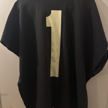 Maglietta Yeezy nera senza maniche con il numero 1