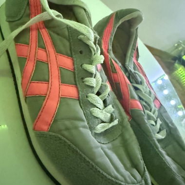 Graue und rosafarbene Asics-Sneaker