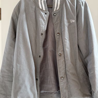 Graue Bomberjacke New Era