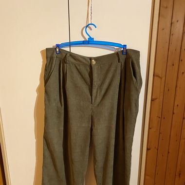 Olivegrüne Cordhose