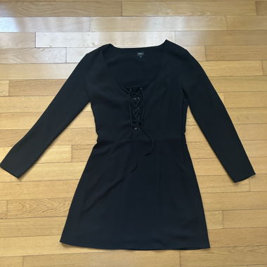 Schwarzes Kleid mit Schnürung