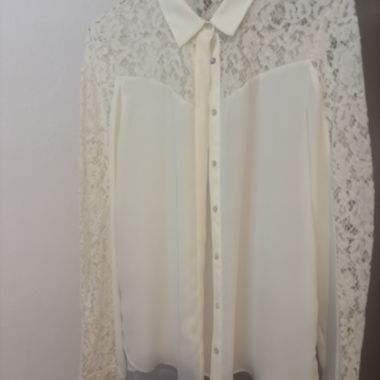 Cremefarbene Spitzbluse