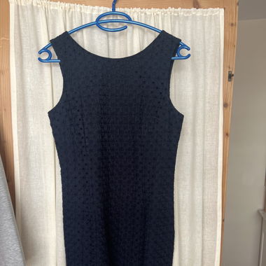 Dunkelblaues Kleid mit Muster