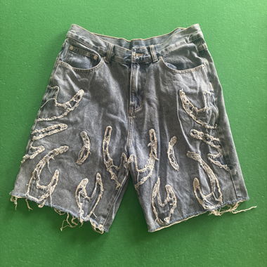 Short in jeans strappati