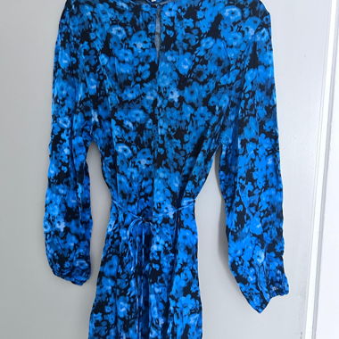 Kurzes Kleid mit blauem Blumenmuster