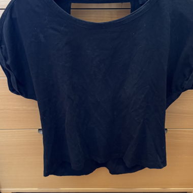 Schwarzes lässiges T-Shirt mit Rücken Ausschnitt