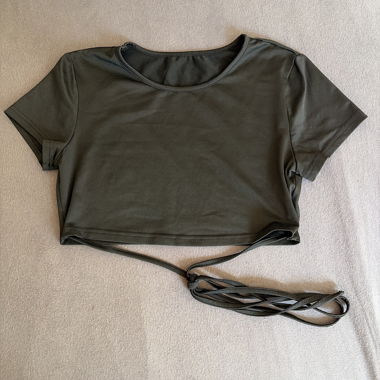 Top corto nero con laccetti