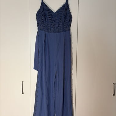 Jumpsuit blu in pizzo con spalline