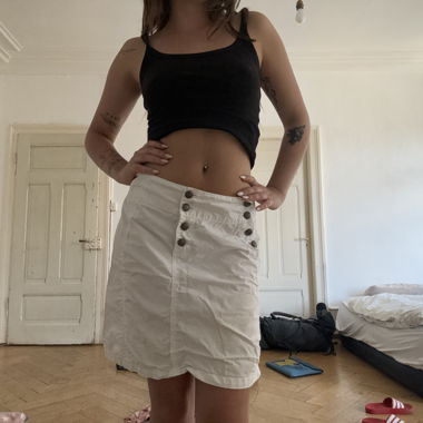 Jupe blanche avec patte de boutonnage