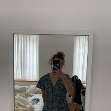 grünes Kleid mit Blumen