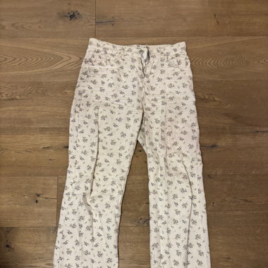 weisse Jeanshose mit Blumen