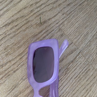 Violette Sonnenbrille