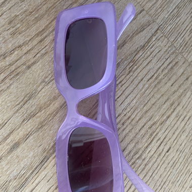 Violette Sonnenbrille