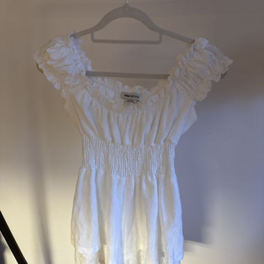 Combinaison courte d'été blanche à volants