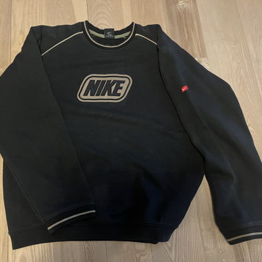 Felpa Nike nera con dettagli marrone chiaro