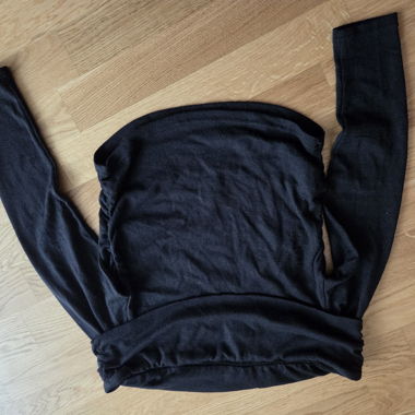 Pull noir épaules découverts
