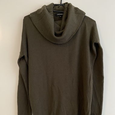 Olivgrüner Rollkragenpullover