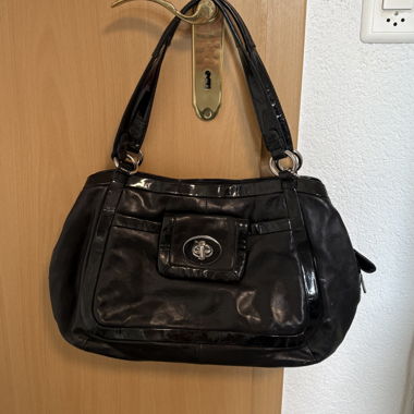 Coach Schultertasche aus schwarzem Leder