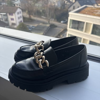 Schwarze Chunky-Loafer mit Kette