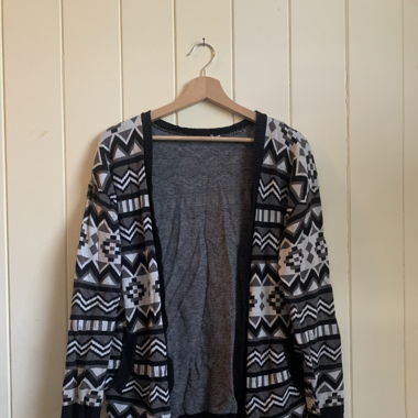 Enger Cardigan mit Ethno-Muster