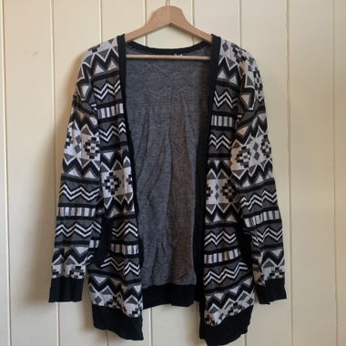 Enger Cardigan mit Ethno-Muster