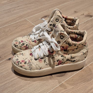 Chaussure à fleurs
